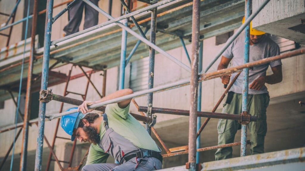 workers-on-scaffolding